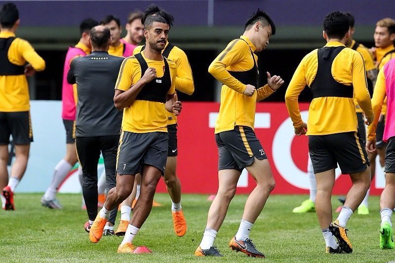 关于东欧联赛夺冠热门浮出水面，赛事竞争激烈的信息