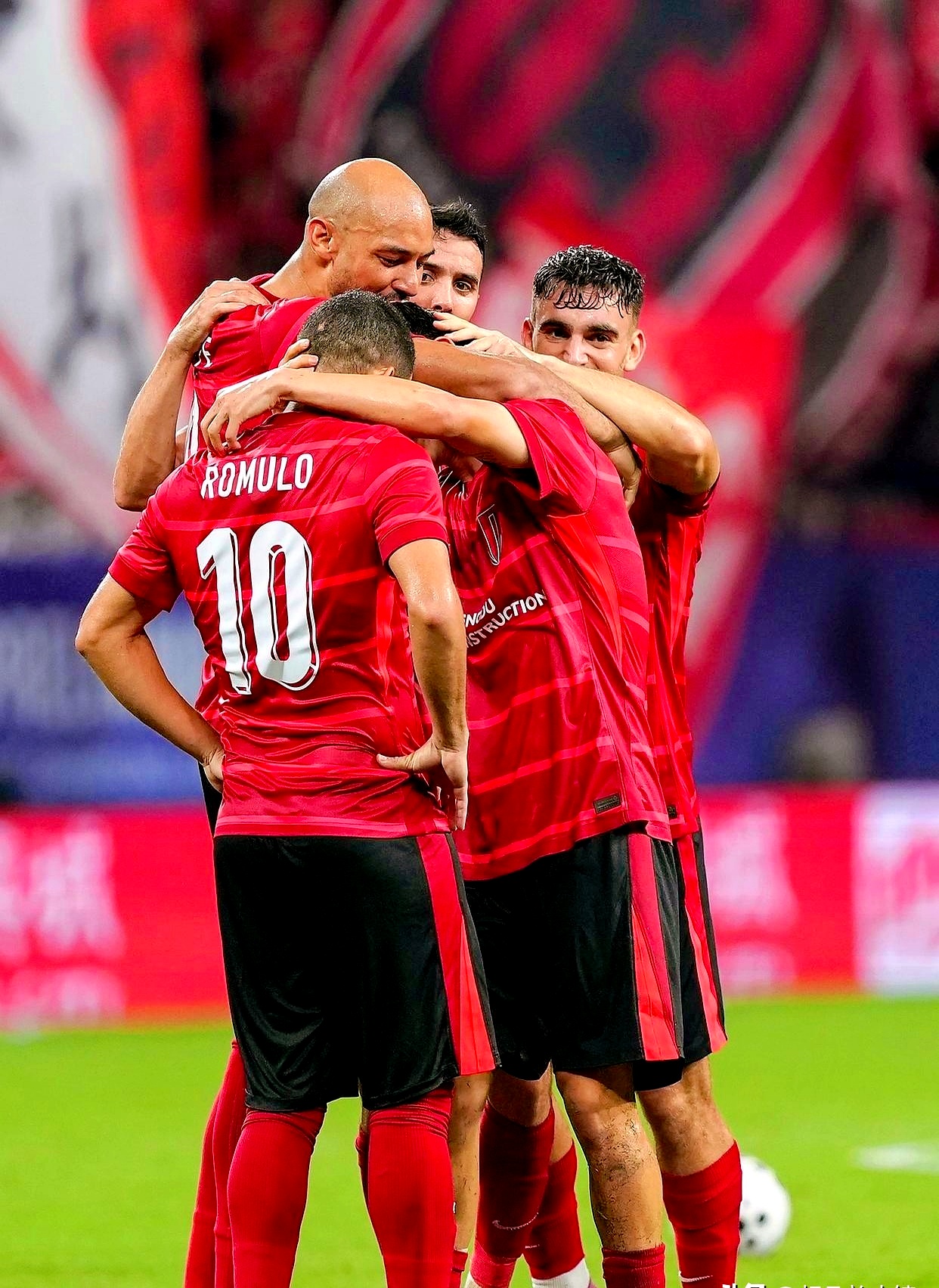 阿尔艾因球员团结一致庆祝,期待下一轮比赛的简单介绍 阿尔艾因球员团结一致庆祝,期待下一轮比赛的简单介绍