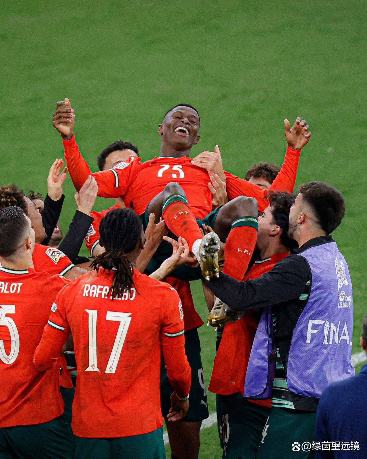 包含欧洲决赛激战即将打响，球队备战豪情决胜的词条