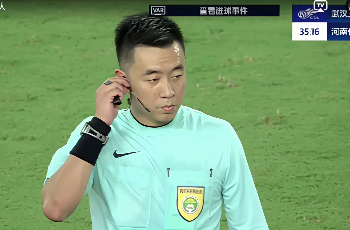 奇异果官网-VAR争议再起，西甲裁判风波不断(弗里克讽刺VAR裁判再判巴萨越位新)
