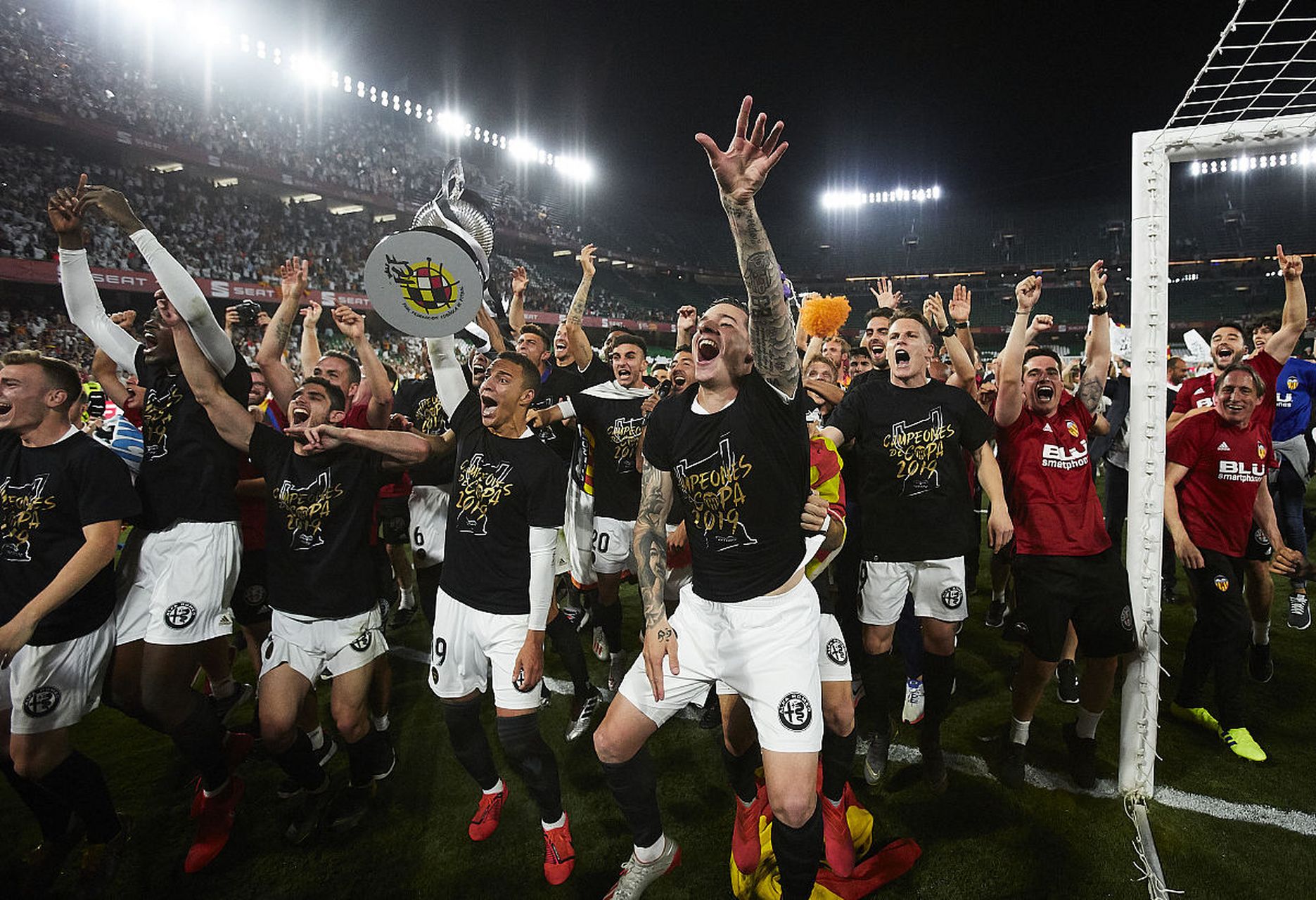 欧洲足球联赛掀起高潮，强队比拼角逐(欧洲国家足球比赛)